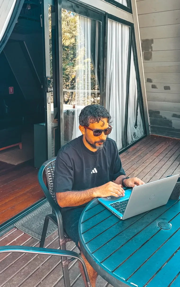 Neilton Rodrigues, fundador da Alel Tecnologia, trabalhando no notebook